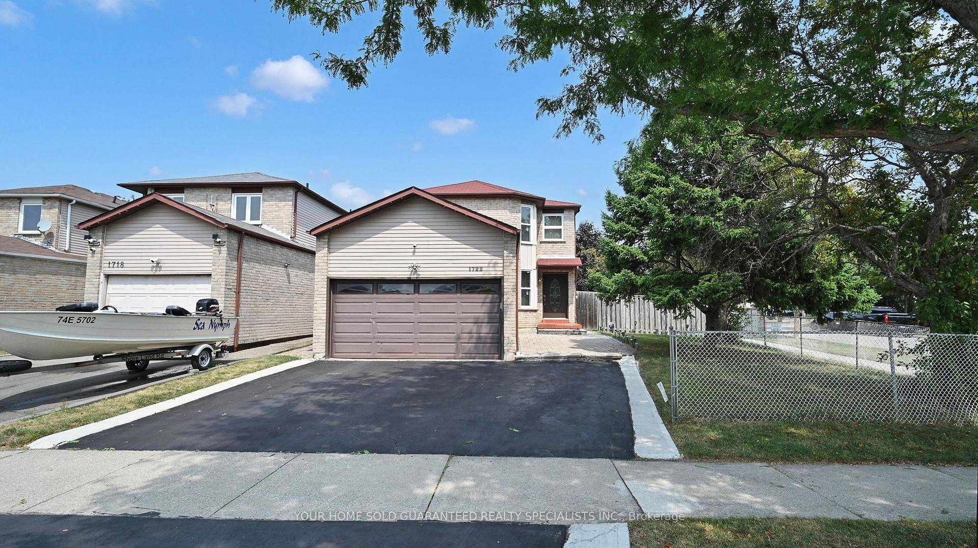 Bright, fully furnished room available for rent in a beautifully maintained 3 bedroom detached home, located in the highly sought after East Credit neighbourhood.