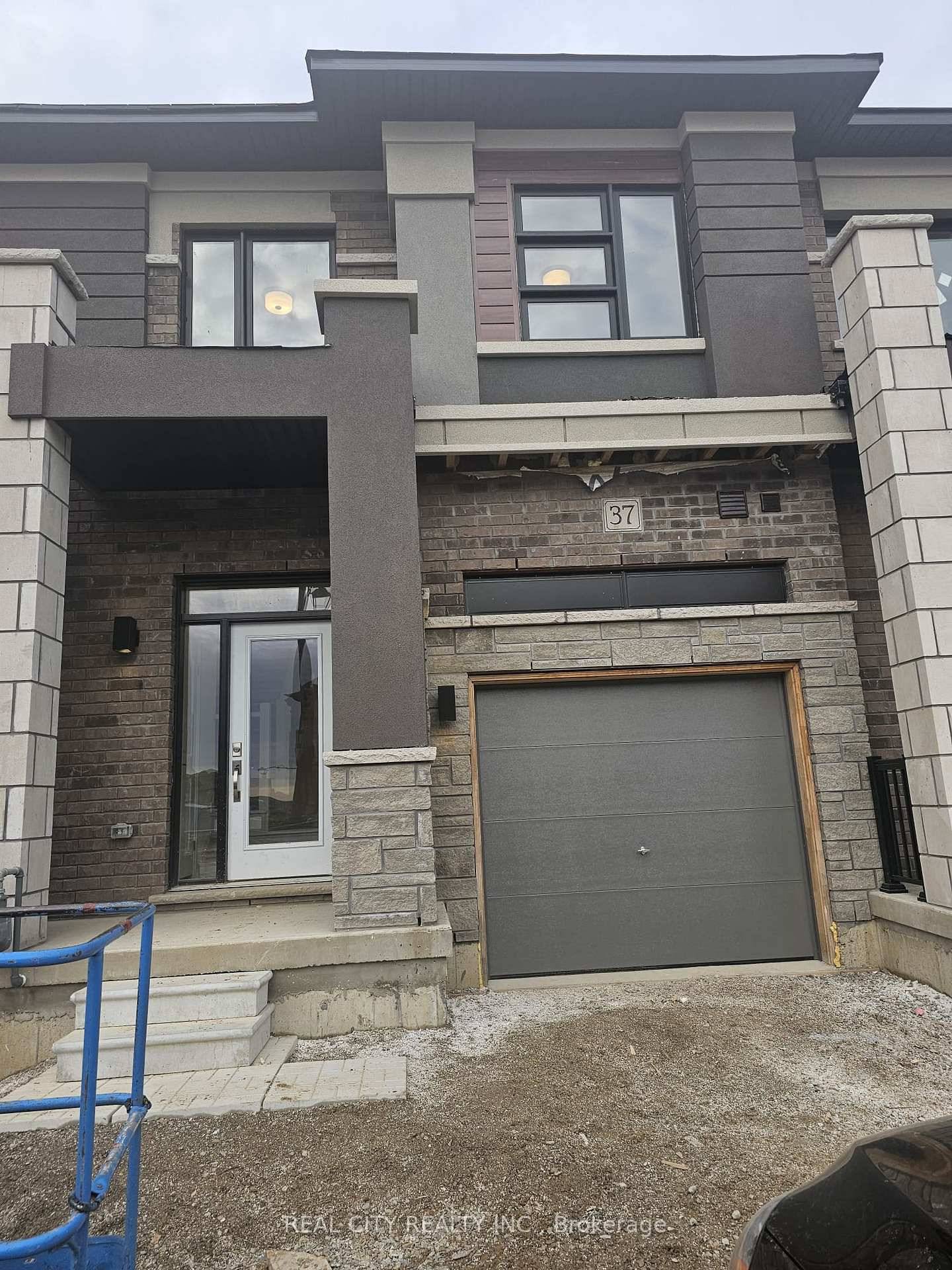 Beautiful townhome in prestigious community in the prettiest Little Town PARIS !