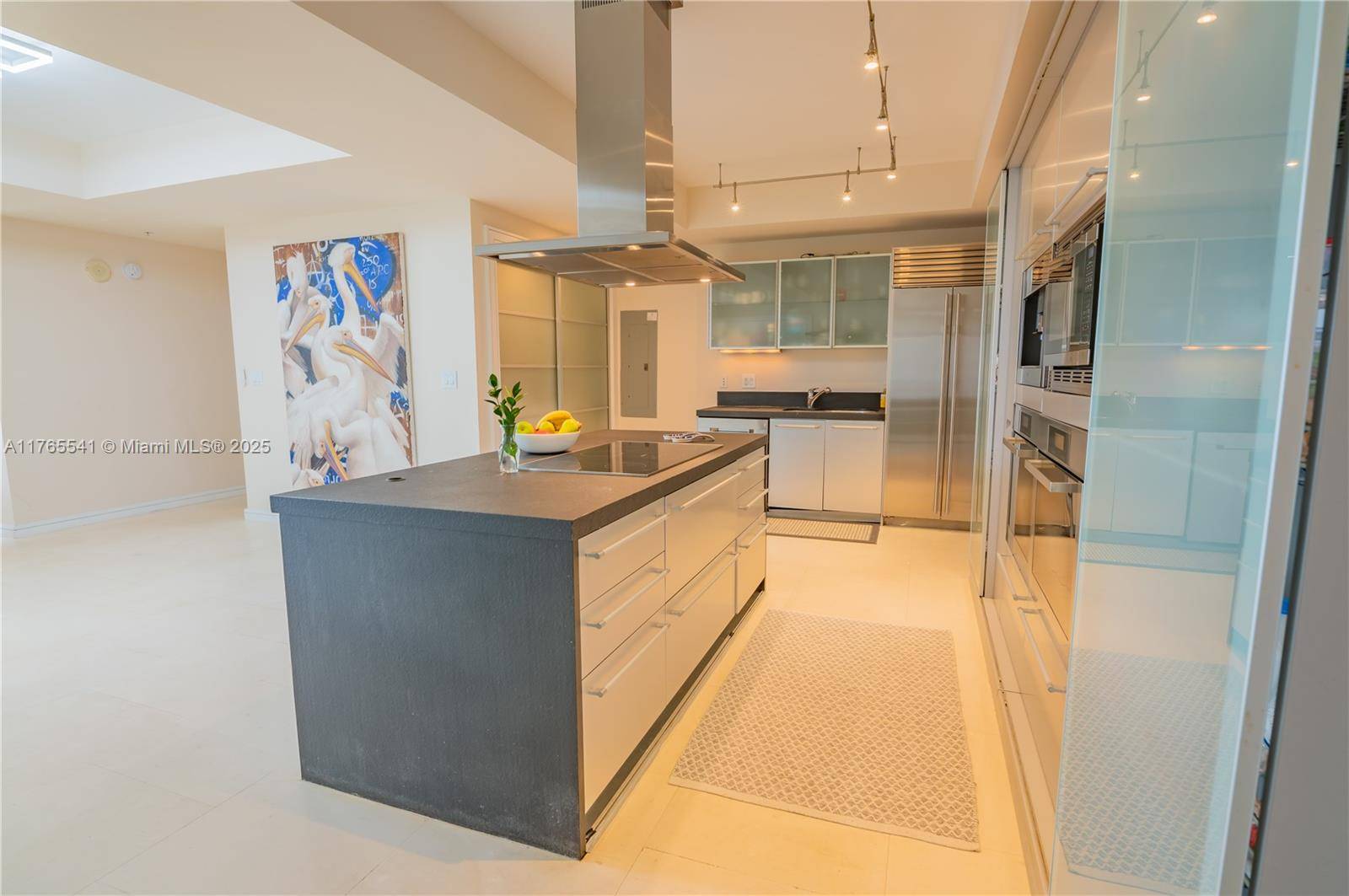 This 3 bedroom 3. 5 bath unit offers beautiful Views of the Ocean and beachy sand !