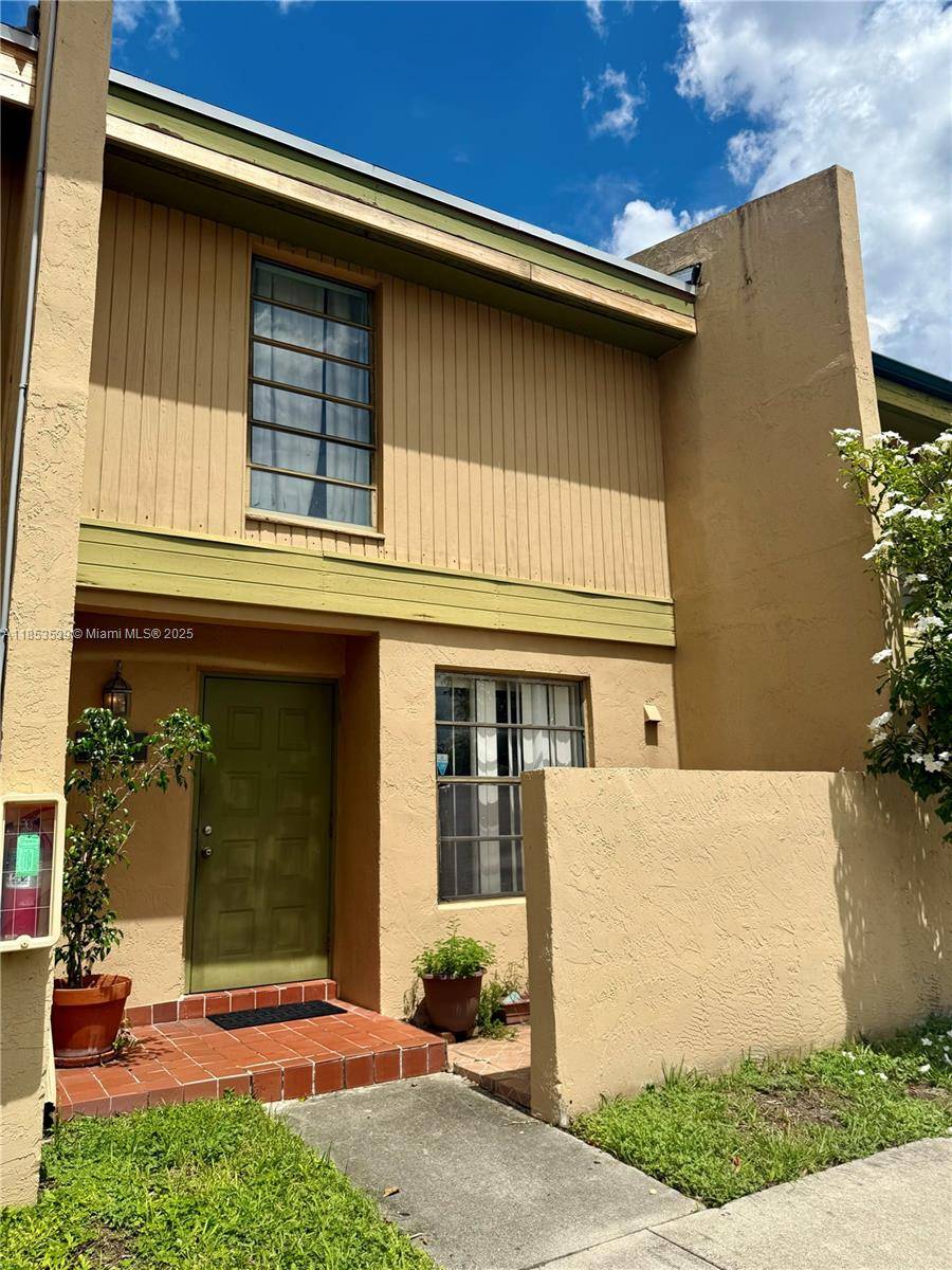 CHARMING TOWNHOUSE IN THE HEART OF PEMBROKE PINES !