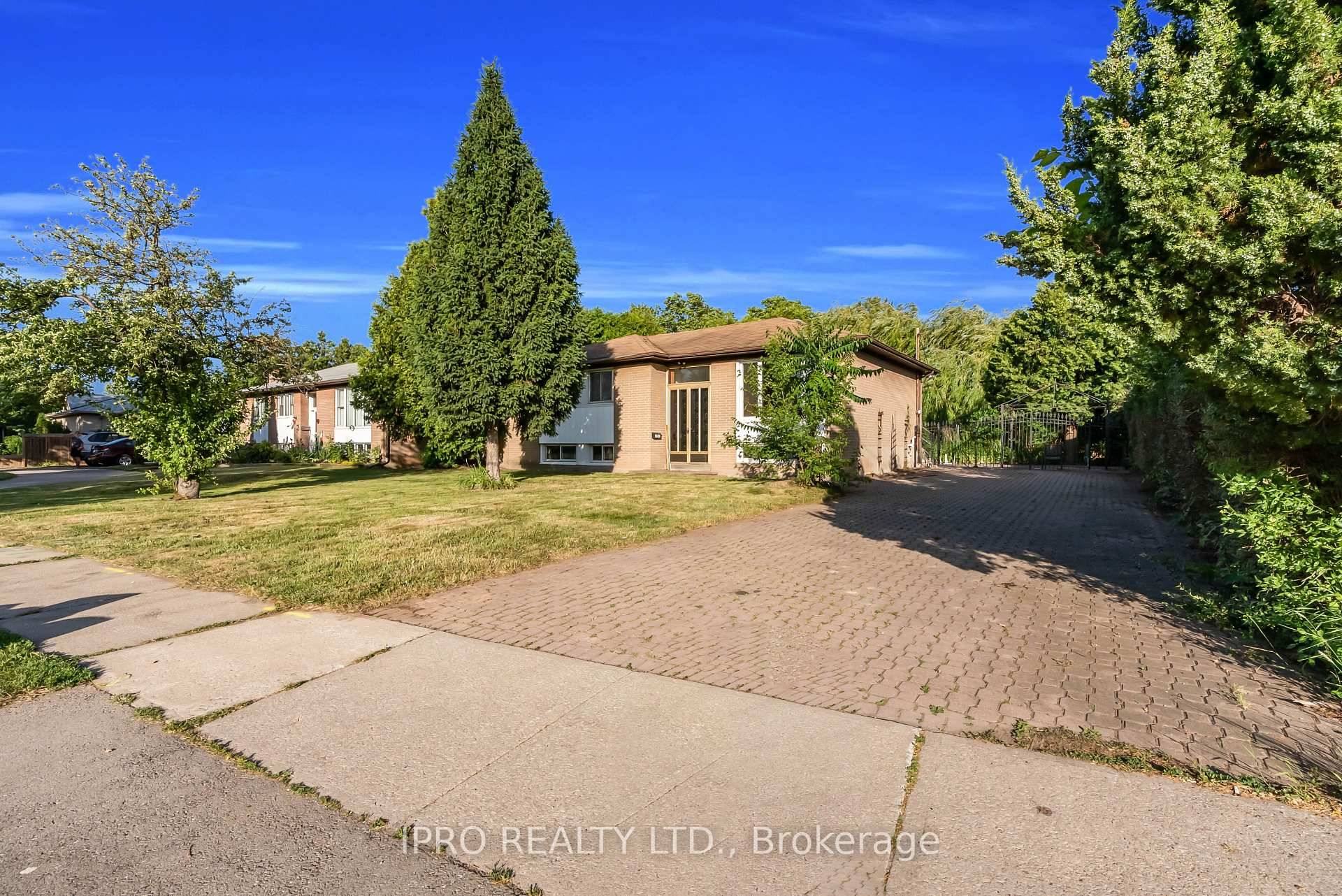 Welcome to your perfect retreat in the heart of Southwest Oakville !