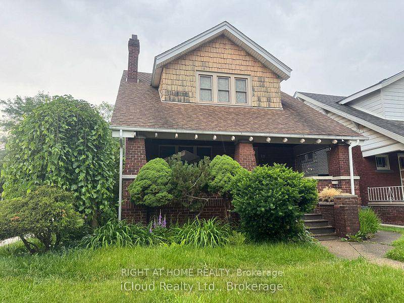 3 Bed room unit. Located in a lively neighbourhood.