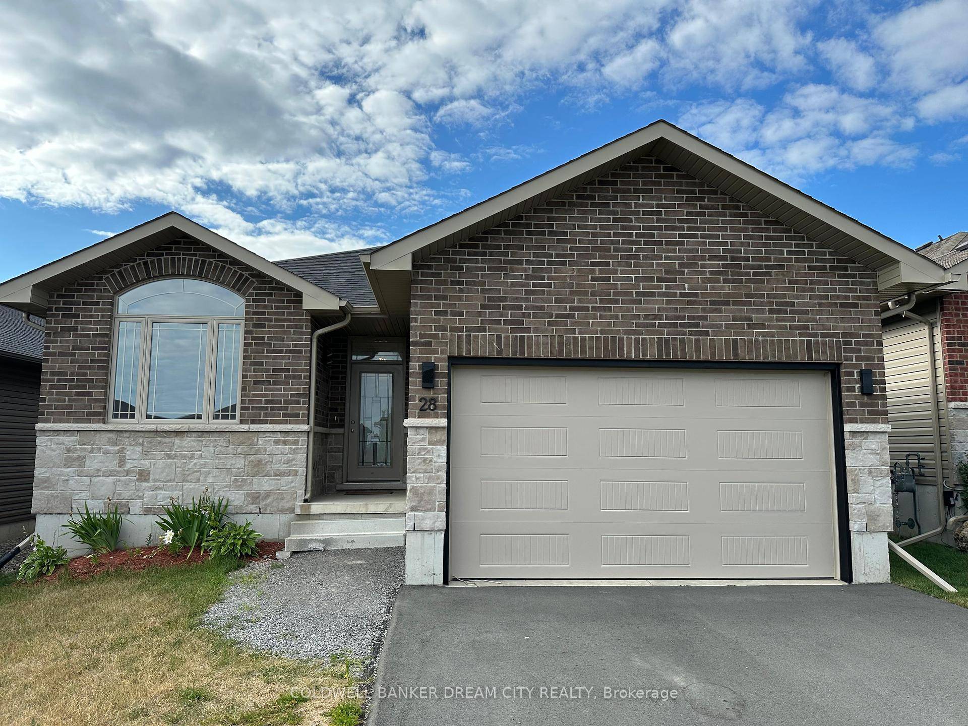 Situated in a sought after new neighborhood in Quinte West, 28 Matheos is a beautifully designed residence that seamlessly blends comfort and style.