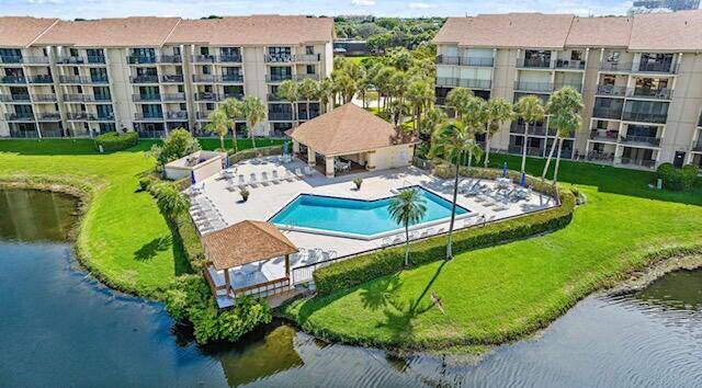 This 2 2 beautiful condo unit is located in one of best rental property Marina communities in Jupiter !