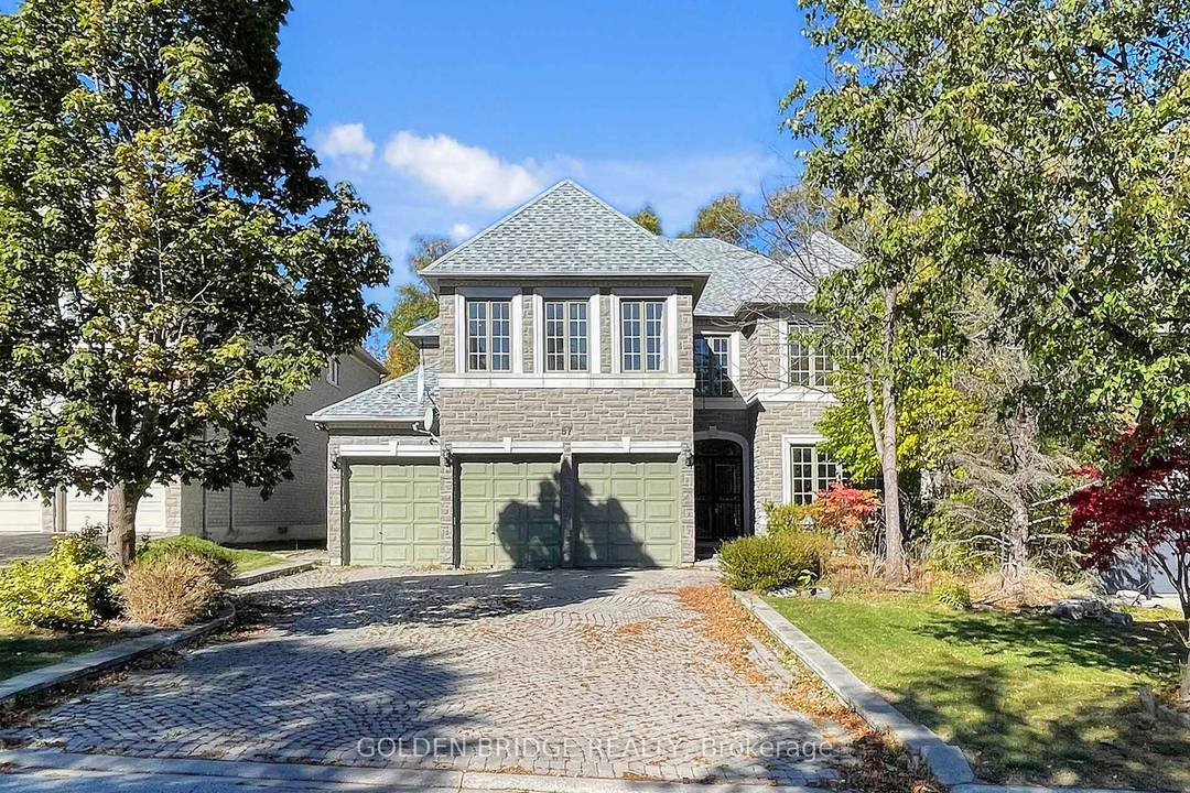 Immaculate 5 1 Bdrm 3 Garage Finished basement separate entrance Detached House With Stone Front Locate at nice neighbourhood In Bayview Hill.