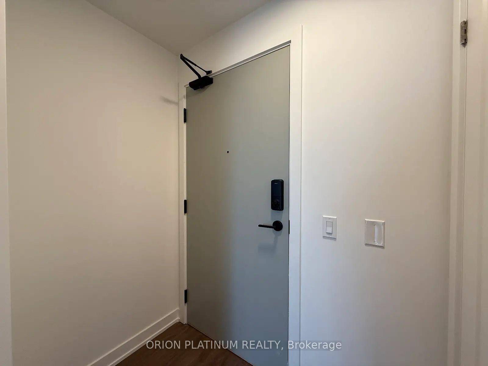 Come home to a bright, modern, spacious 1 Bed, 1 Bath condo in Canopy Towers, in the heart of Mississauga.