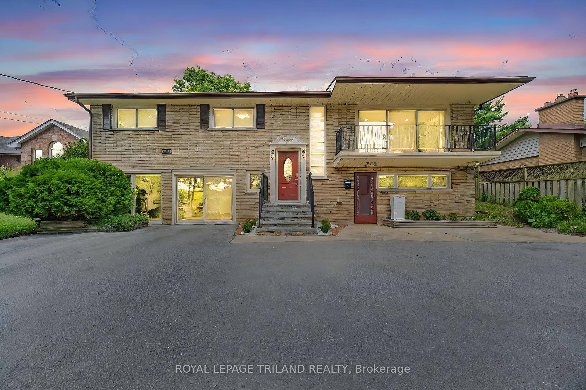 TWO KITCHENS SEPARATE ENTRANCE !