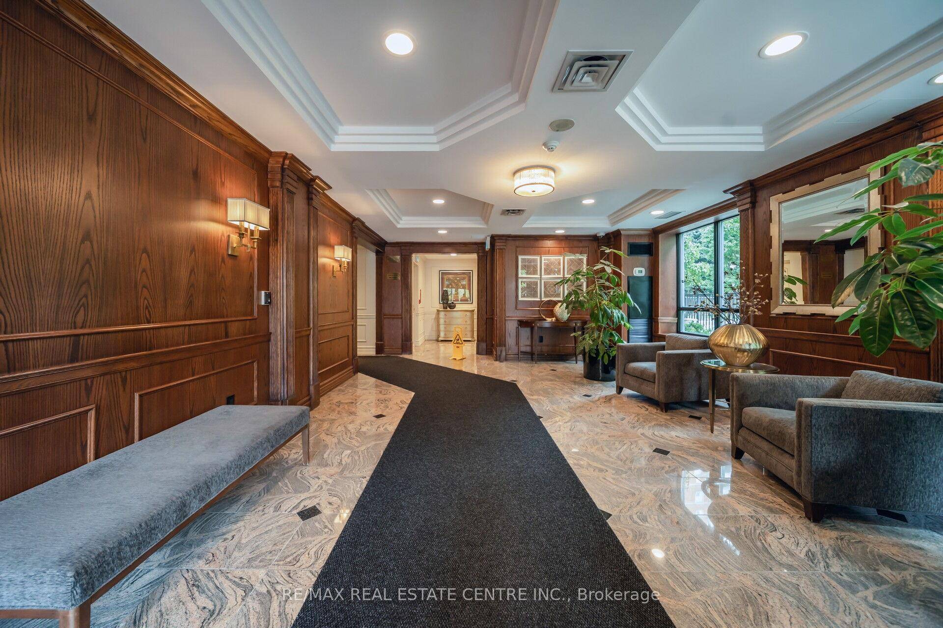 Beautiful 2 1 Bedroom Corner Condo 915 Sq Ft With 2 Full Baths, 2 Balconies, 2 Owned Parking Spaces amp ; Locker Clear Park View !