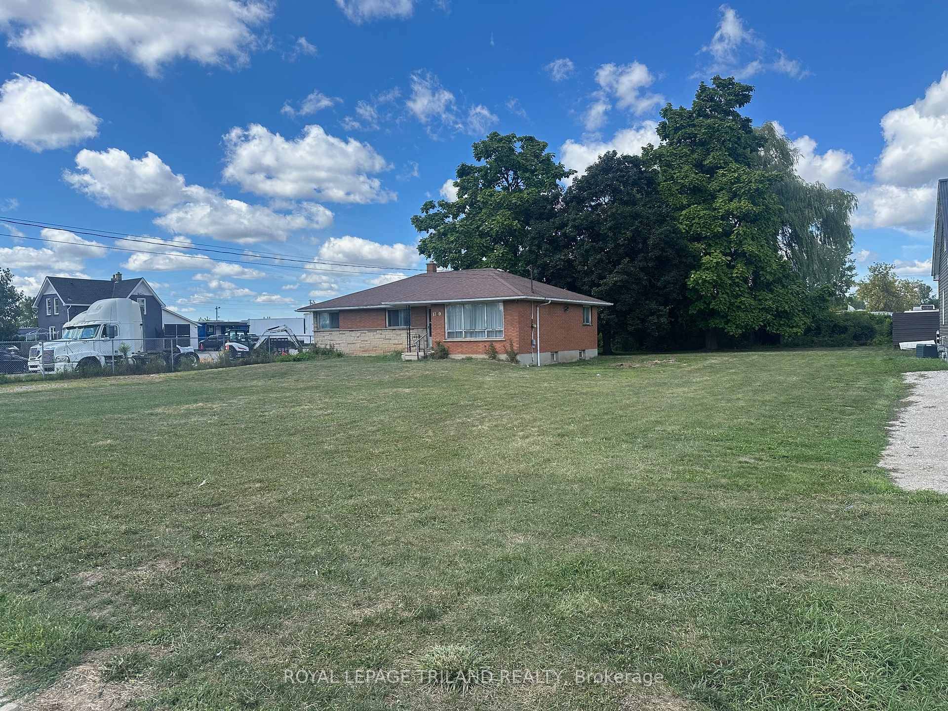 Amazing Location. This property is available for quick vacant possession.
