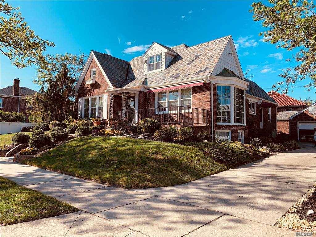 Come Live In Paradise For 1, 2, or 3 Months This Summer, Bring Your Family amp ; Friends To This Spacious 4 Bedroom, 3 Bath Home With Extra Large Rooms, ...