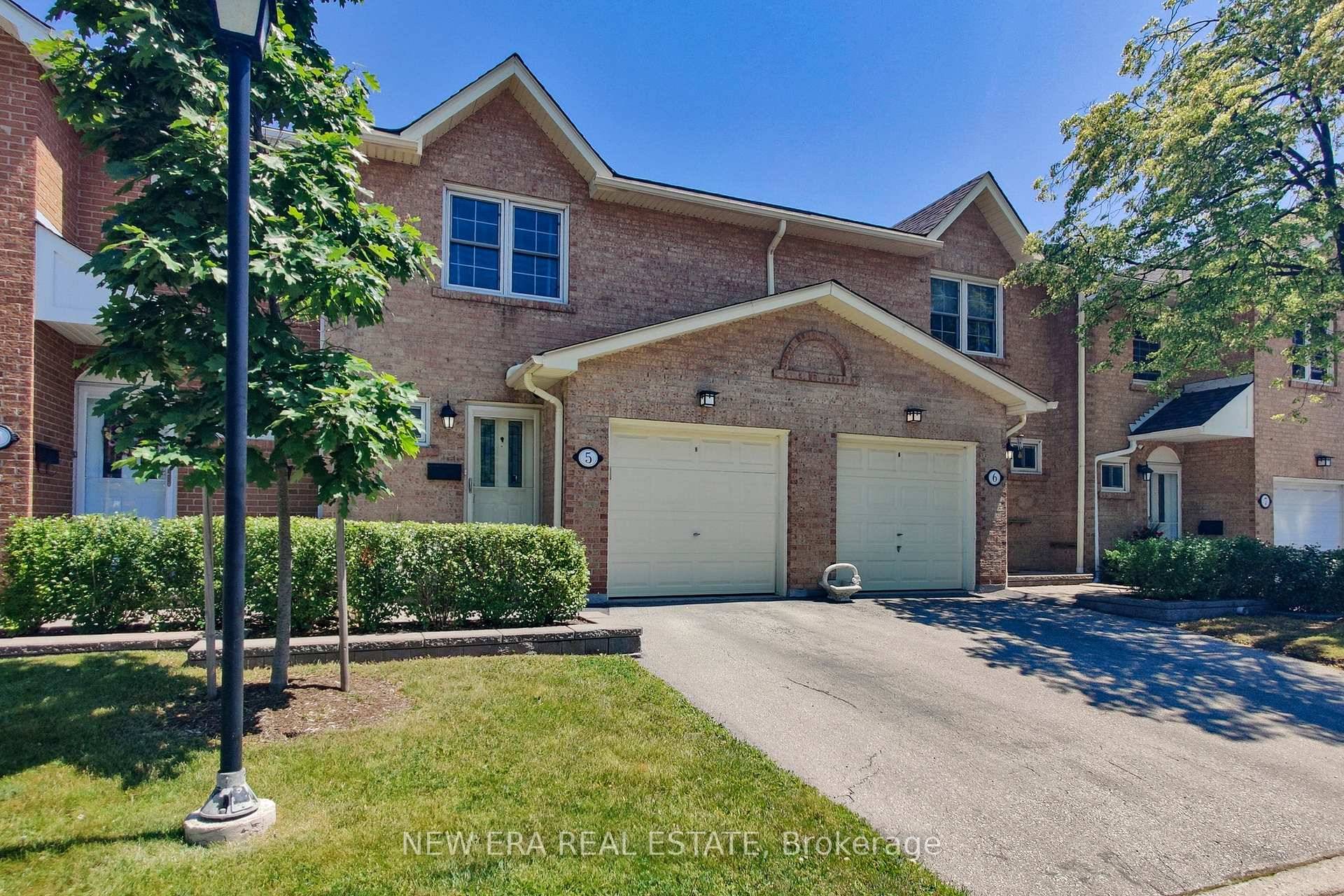 Beautifully maintained and sun filled 3 bedroom, 3 bathroom townhome nestled in the highly sought after Rockwood Village on the Mississauga Etobicoke border.
