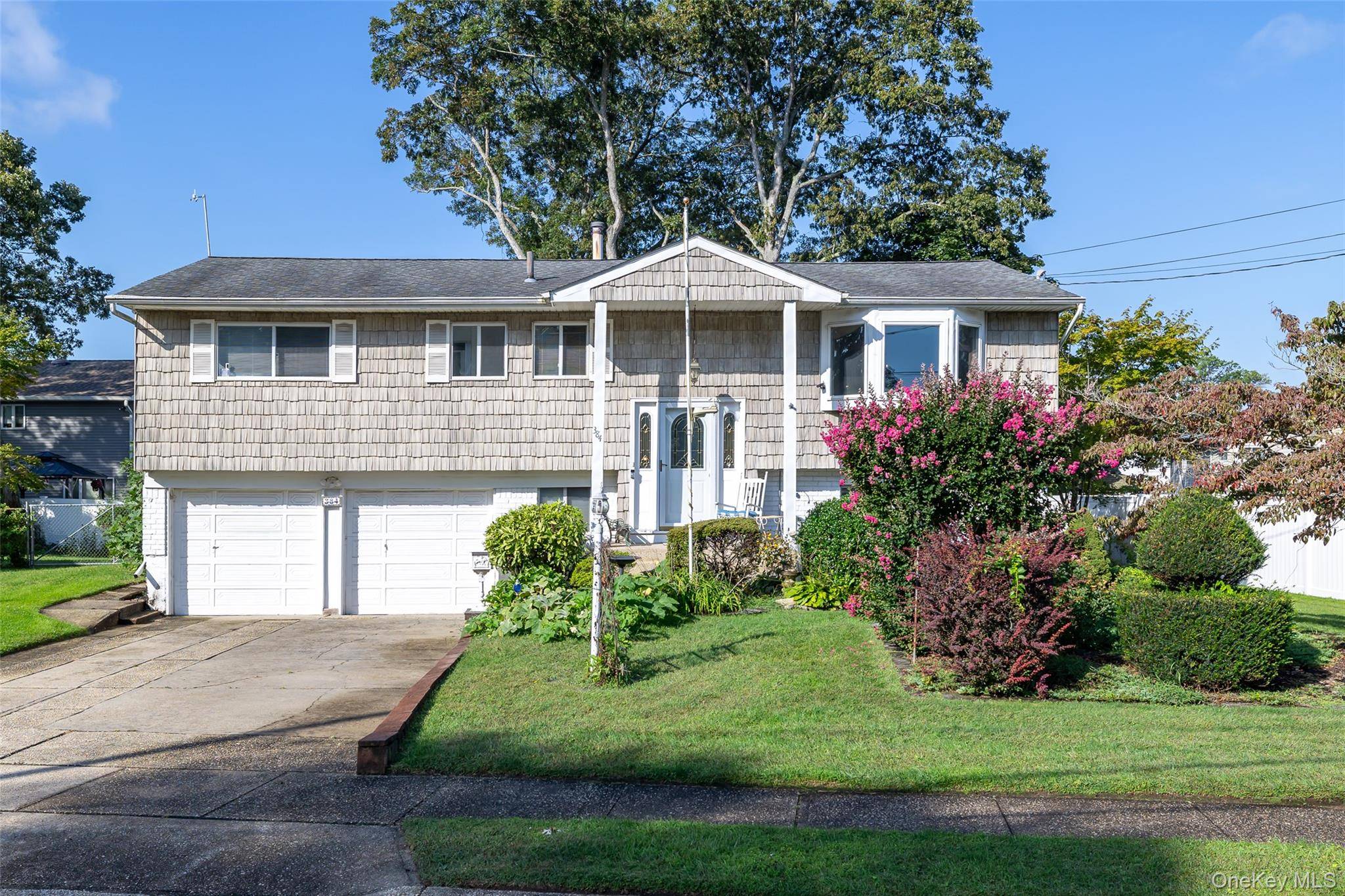 Welcome home to this spacious high ranch in a Deer Park Cul de sac.