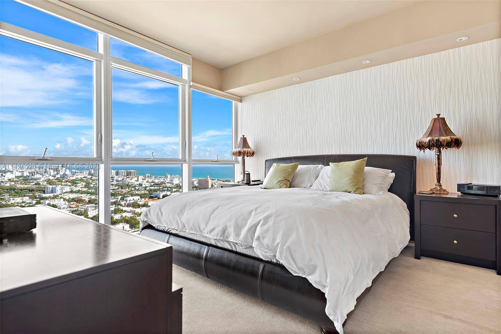 Fully furnished 1 bedroom condo rental in South of Fifth at Icon Beach South.