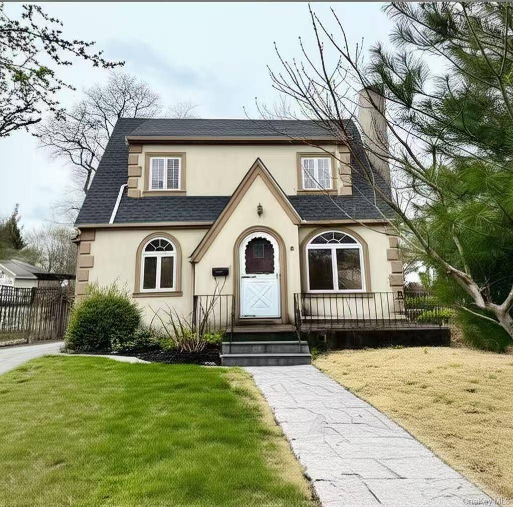 Welcome to this beautifully maintained 3 bedroom, 2Bath Cape Cod style home in the heart of Roslyn Heights !