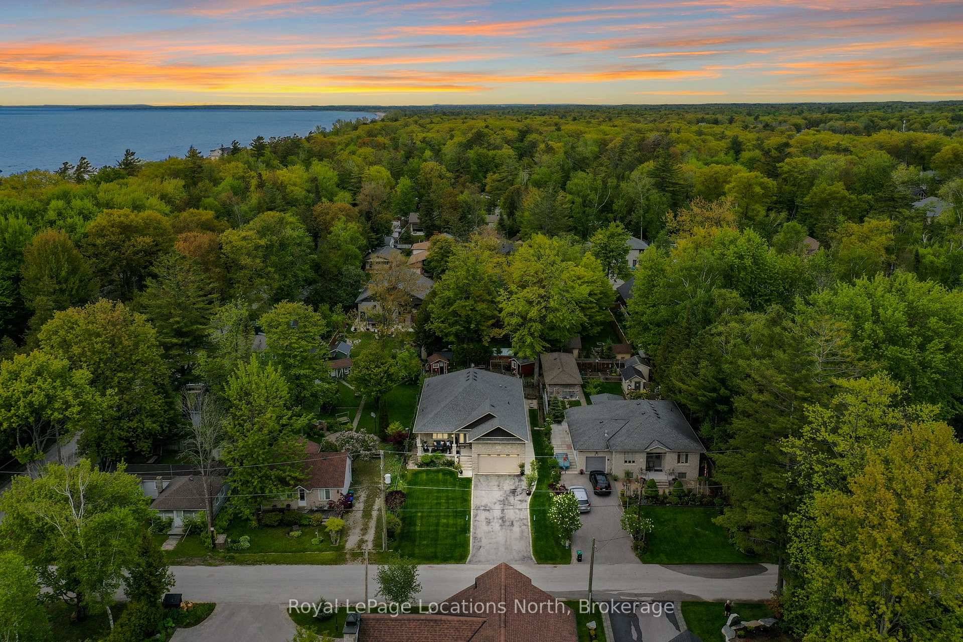 5 Bedroom custom build, loaded with upgrades !
