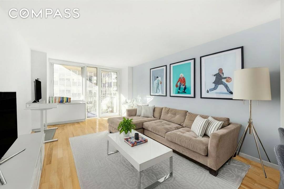 This modern one bedroom, one bath residence at 212 East 47th Street offers approximately 700 square feet of interior space and is available fully furnished or unfurnished.