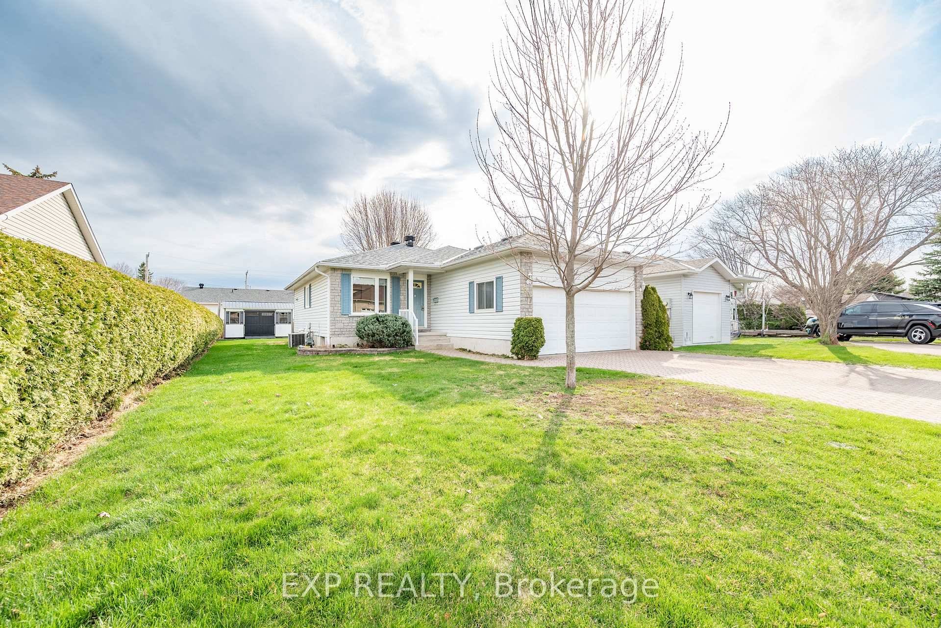 Check out this spacious bungalow in one of Renfrew's most desired neighbourhoods.