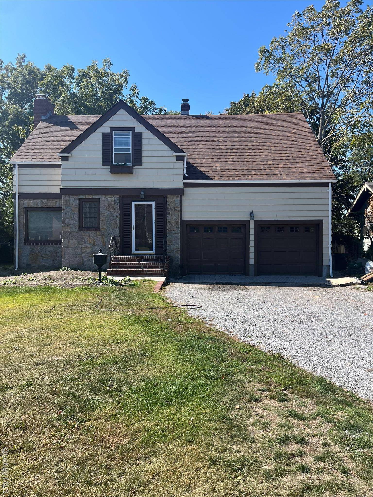 Charming 3 Bedroom 1. 5 Bath Colonial just a stone's throw from downtown Patchogue and fine dining, entertainment and pubs.