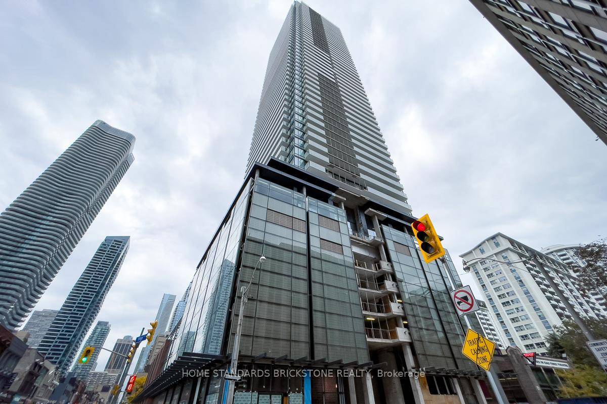 LOCATION ! ! Bright amp ; spacious 1 Br 1 Den unit, BEST VALUE SOUTH facing, high floor unit with unobstructed city amp ; lake view in the heart of ...