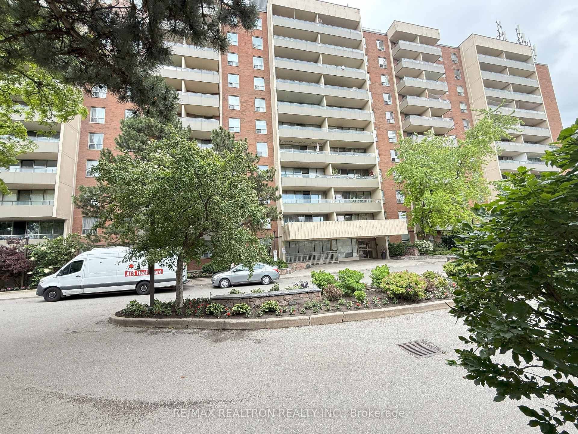 Spacious 3 Bedroom Condo Ideal for investors and families requiring 3 Bedrooms Modern kitchen with plenty of counter cabinet space !