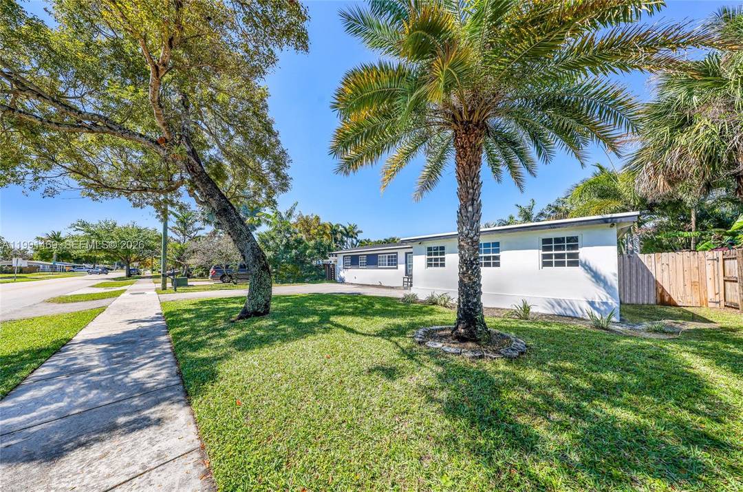 STUNNING, FULLY RENOVATED 3 2 IN PRIME FORT LAUDERDALE LOCATION !