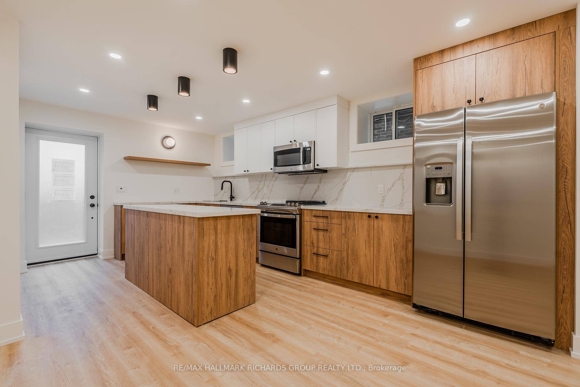 Beautifully designed lower level unit with soaring high ceilings, just steps from the beach !