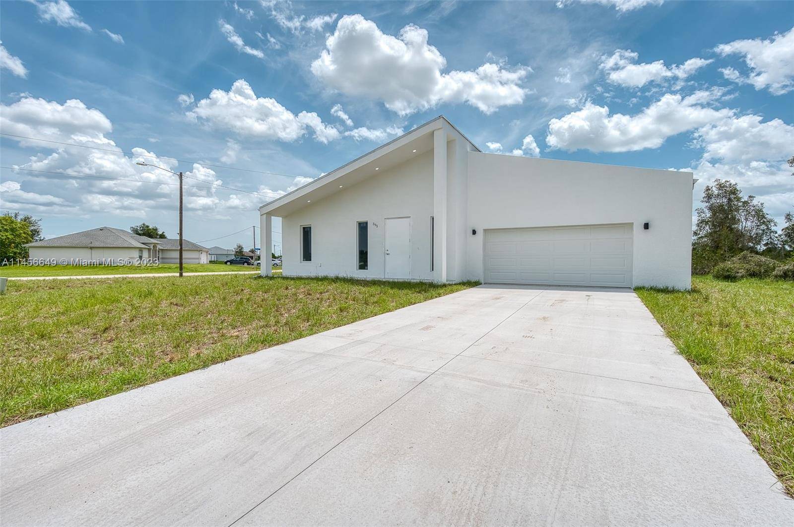 Luxury Modern House, 18' high ceilings.
