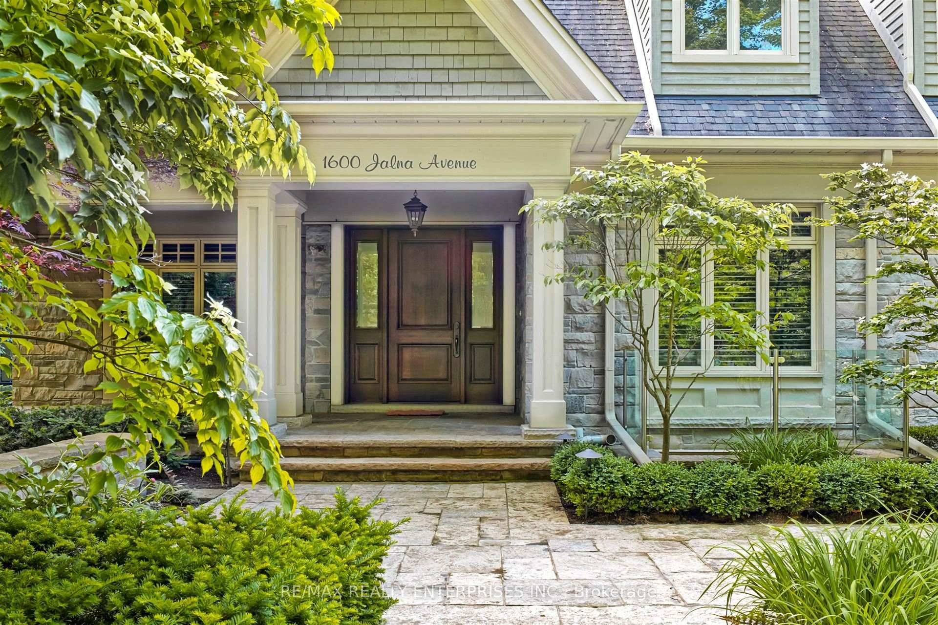Nestled in the prestigious Whiteoaks of Jalna this executive home blends classic elegance w modern sophistication.