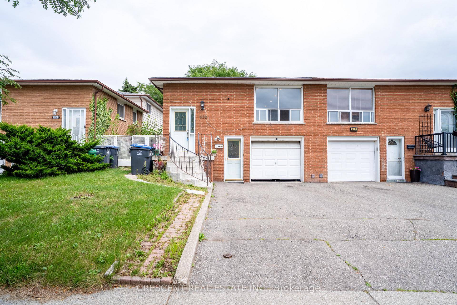 Step into this beautifully updated upper level home featuring modern LED pot lights throughout and a stunningly remodelled bathroom with luxurious finishes.