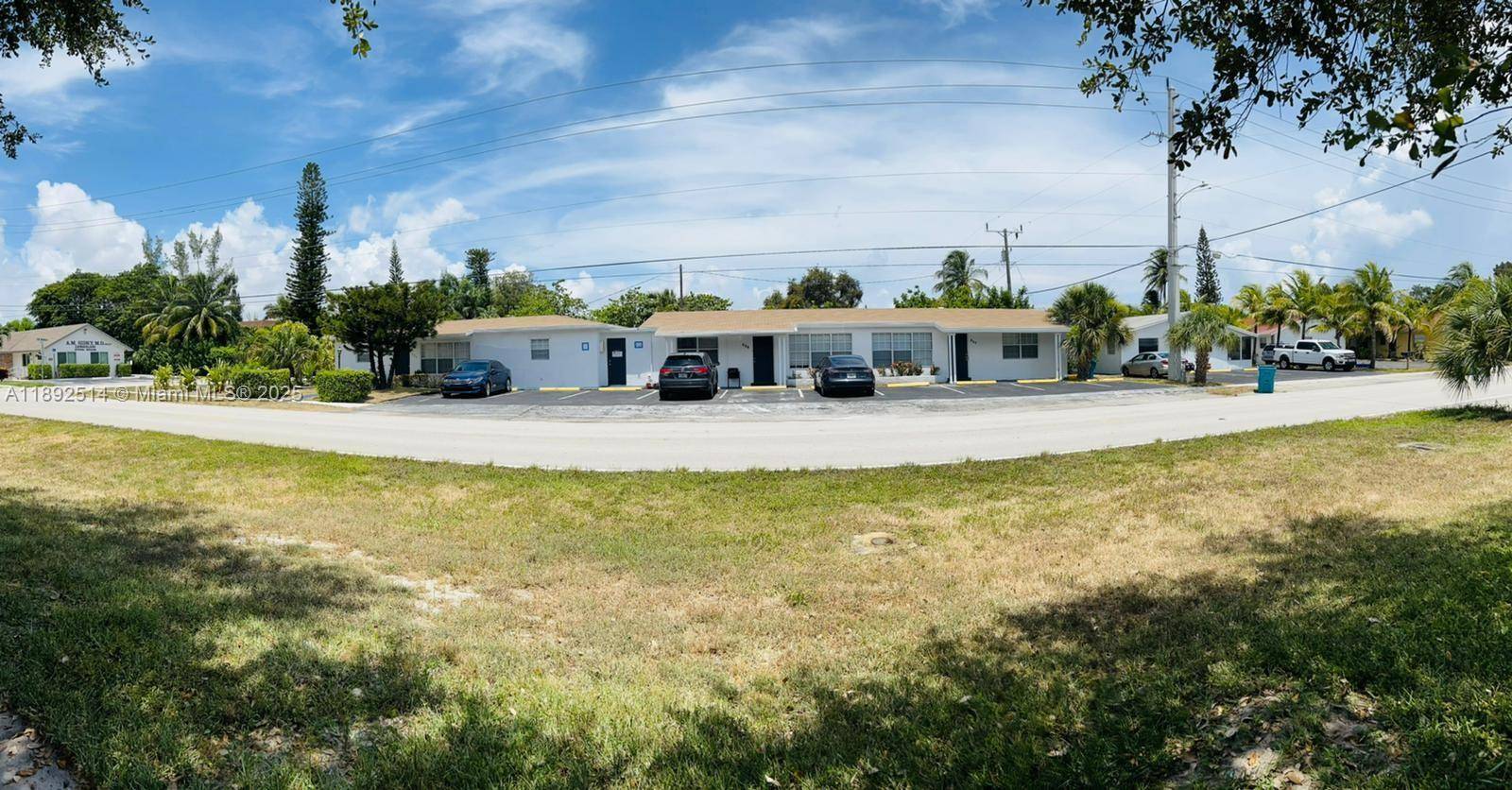 Renovated CBS triplex in East Boynton, minutes to the beach and US 1.