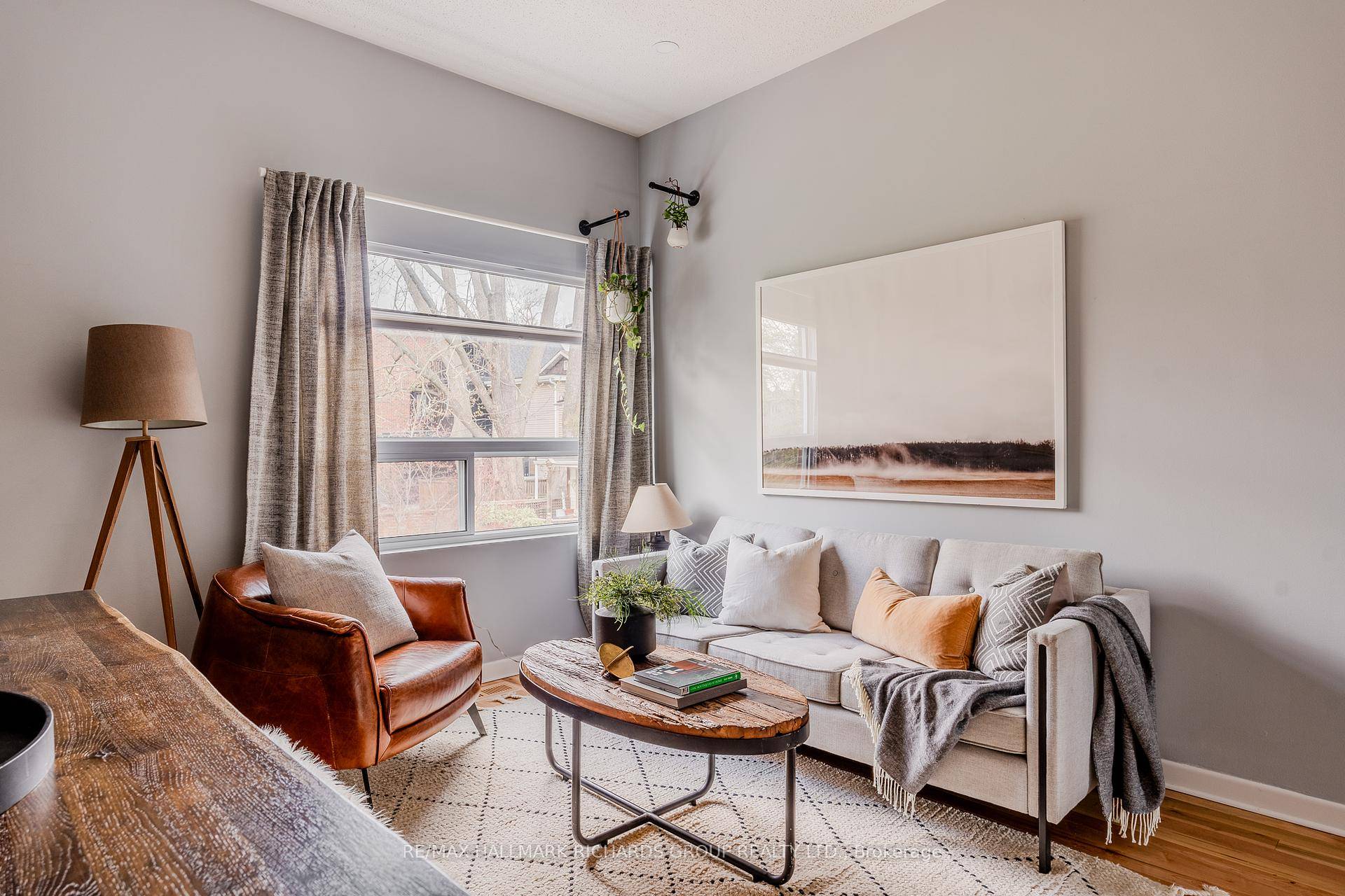 Welcome to this stunning 1, 600 sq ft townhome in the sought after Edgewood Green complex.
