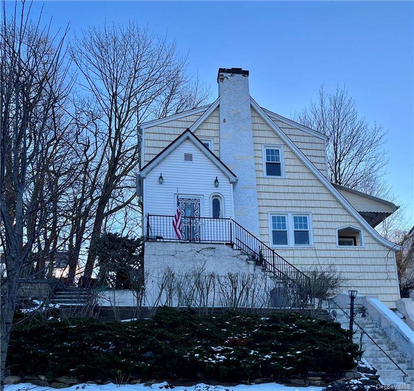 Terrific opportunity to live in Parkview Heights with Eastchester Schools, and walk to MetroNorth train, just 30 minutes to Grand Central Station.