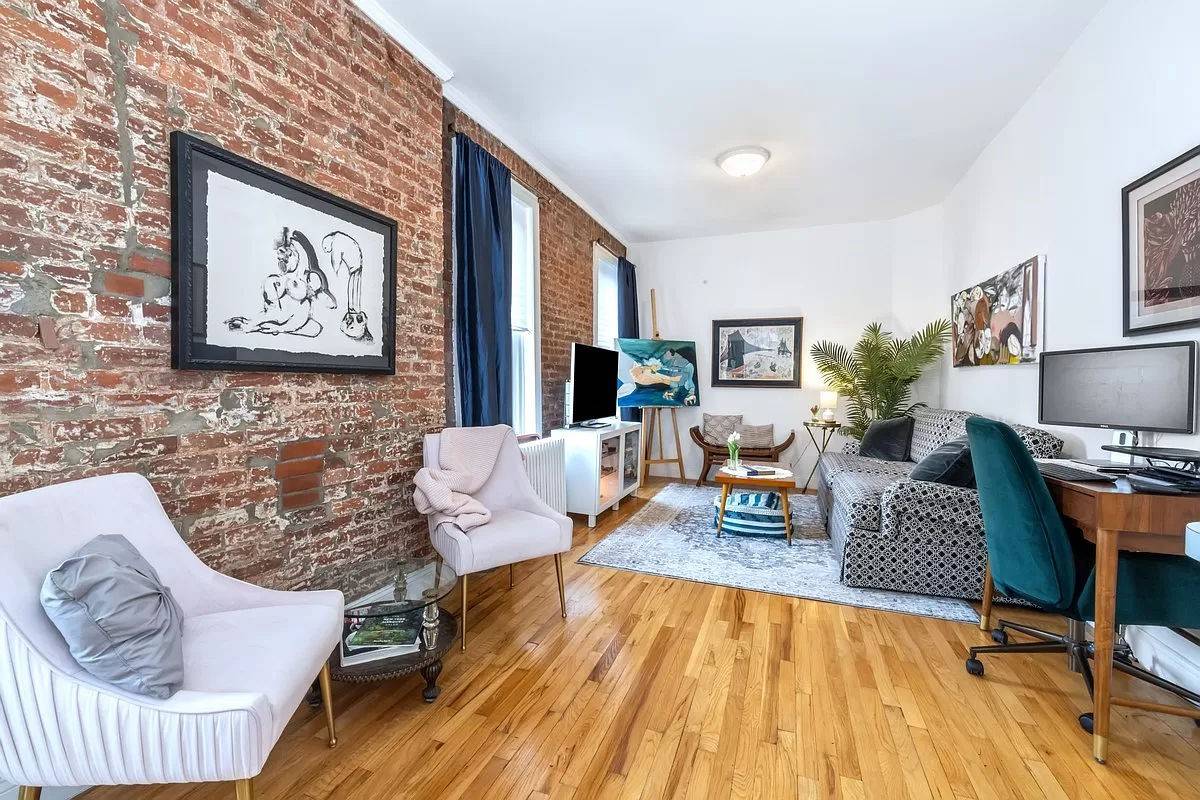 Welcome to your new Greenwich Village beautiful and bright ONE BEDROOM APARTMENT !