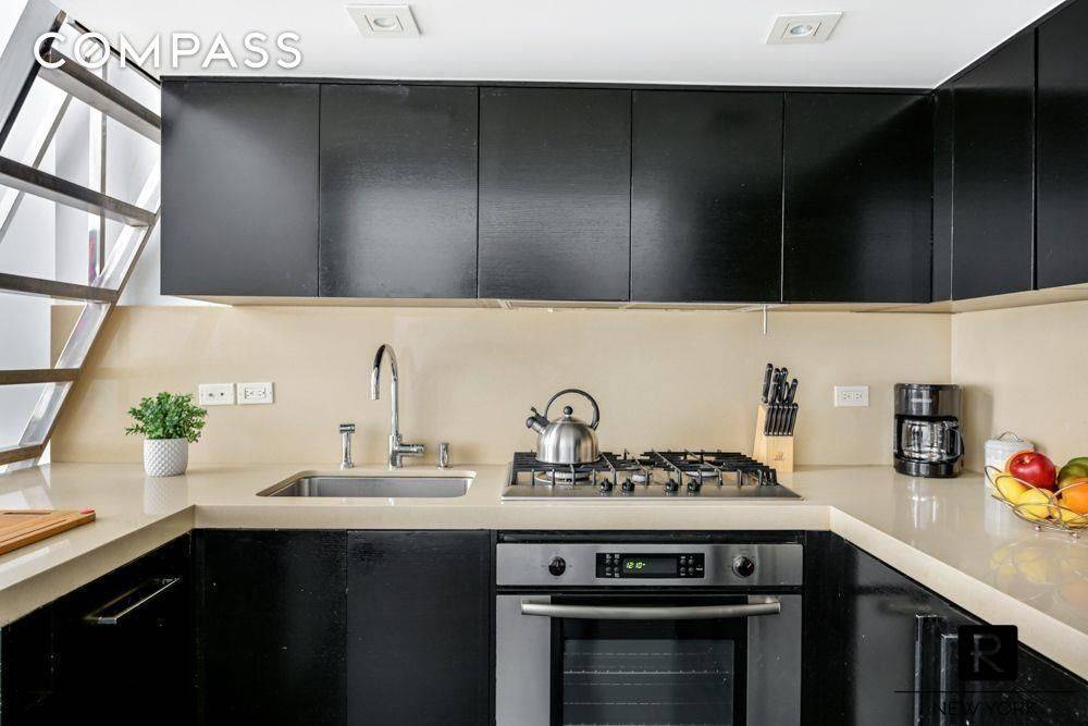 Welcome to Residence 3L the most sought after loft line in this full service condo building a bright and beautiful renovated home in one of the best condo buildings of ...