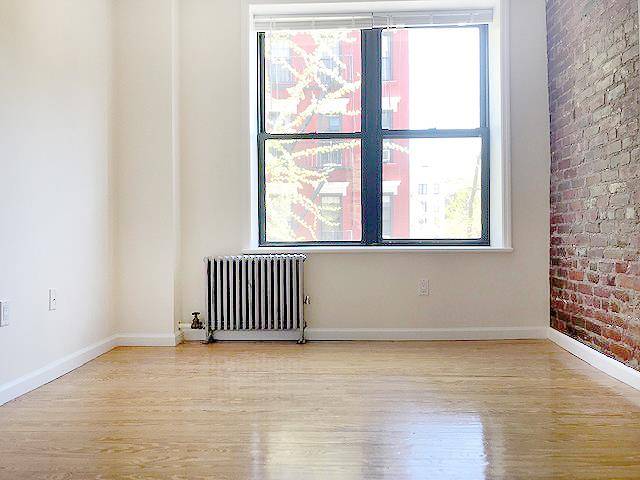 FOR FASTEST RESPONSE PLEASE EMAIL This renovated 1BR apartment offers beautiful finishes, lots of light, a gorgeous custom made windowed kitchen with dishwasher, a large windowed bathroom, spacious BR, East ...