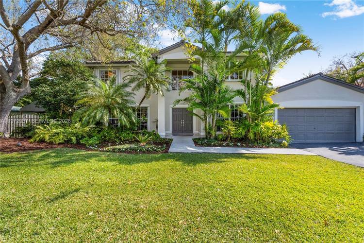 Welcome to Palmetto Bay bliss among the oak trees at Casa Roble !