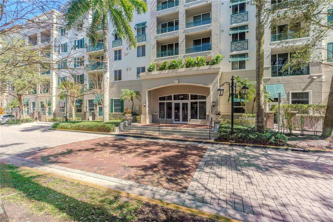 Welcome to Beautiful, spacious, and bright split 2 bedroom 2 bath condo in Veranda at Plantation.