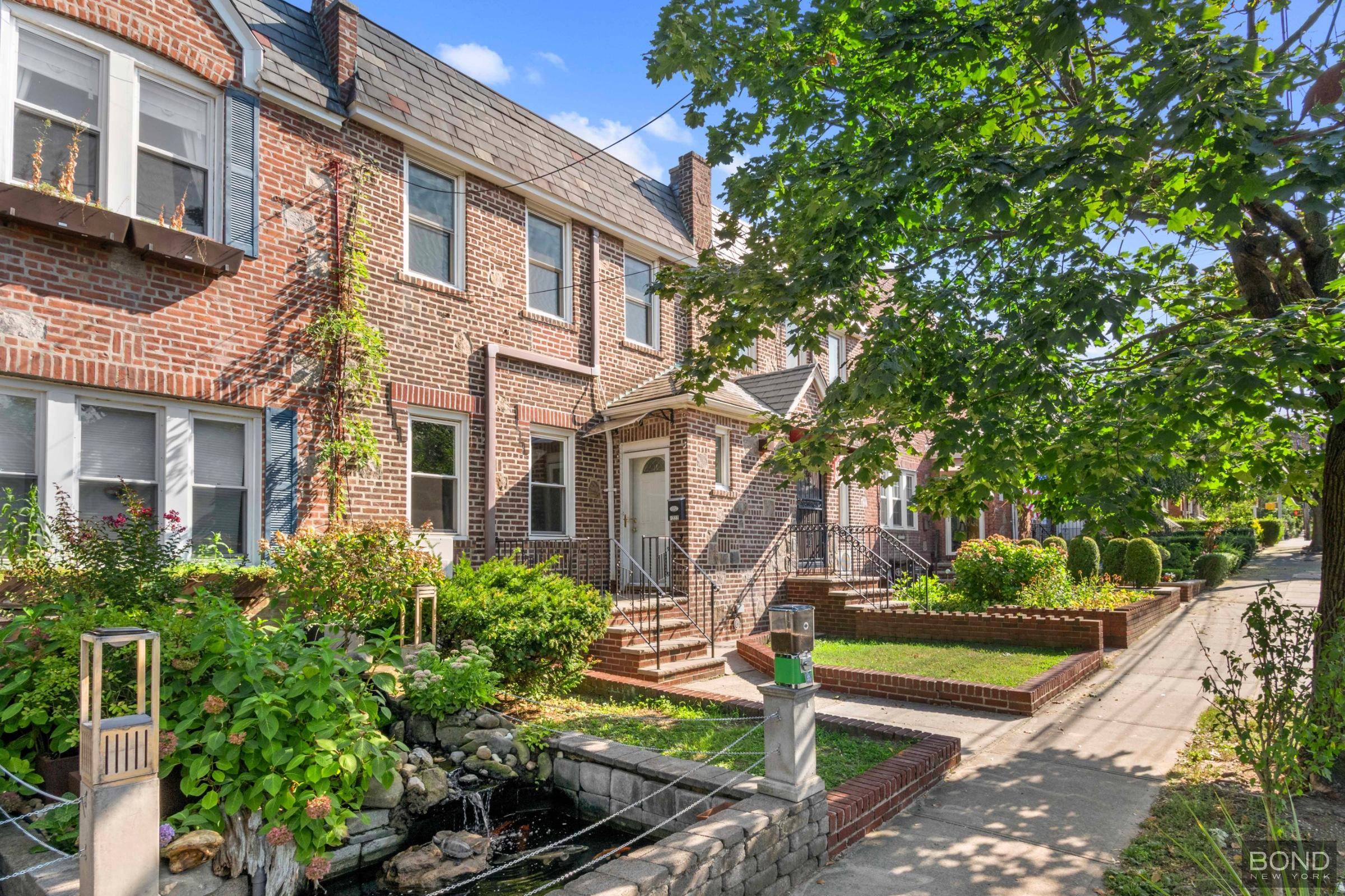 82 22 Penelope Avenue Middle VillageWelcome to this beautifully maintained home nestled on one of Middle Villages most sought after tree lined streets.