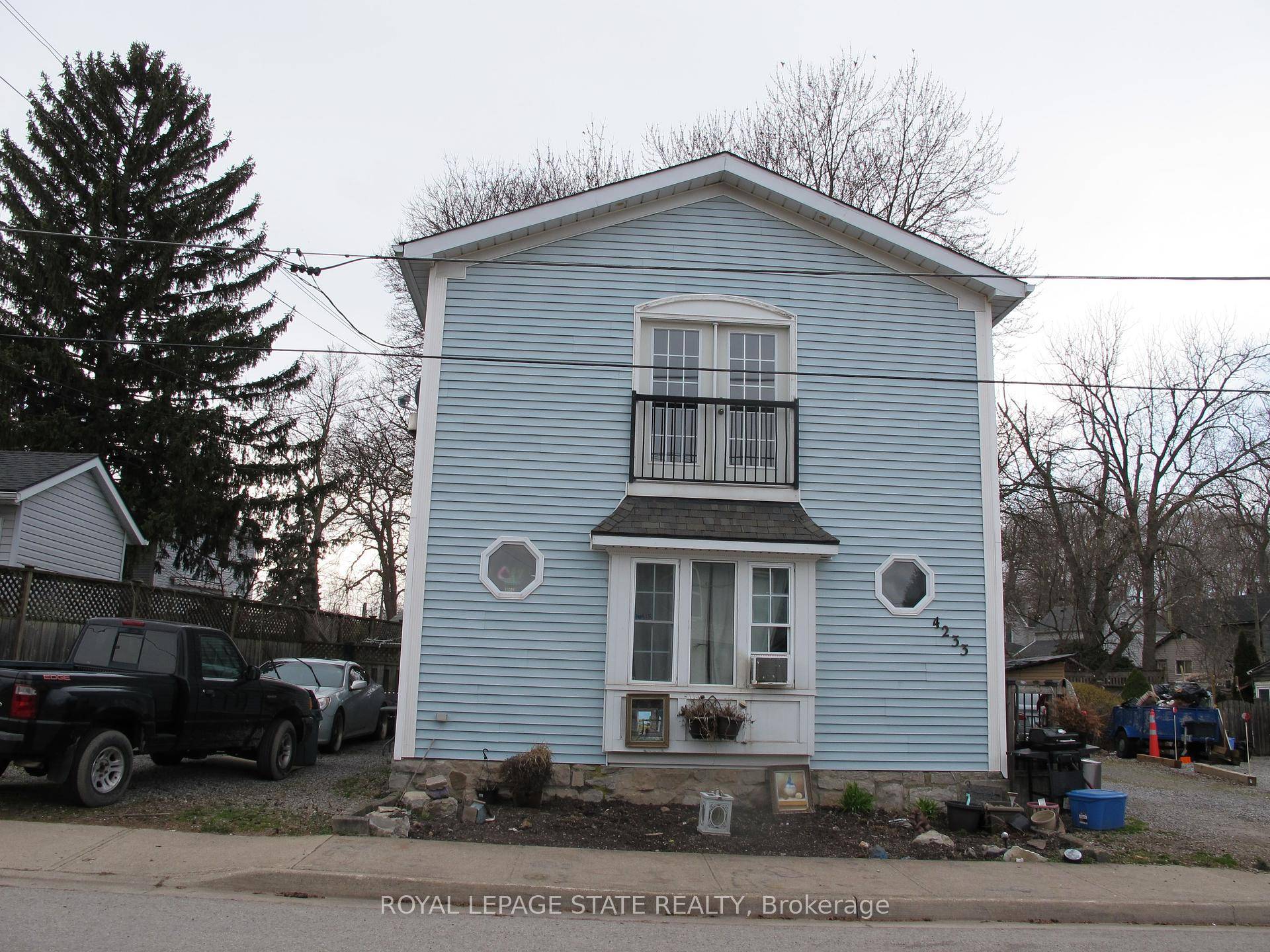 Great opportunity. Fantastic 2 storey Duplex Close to Go station.