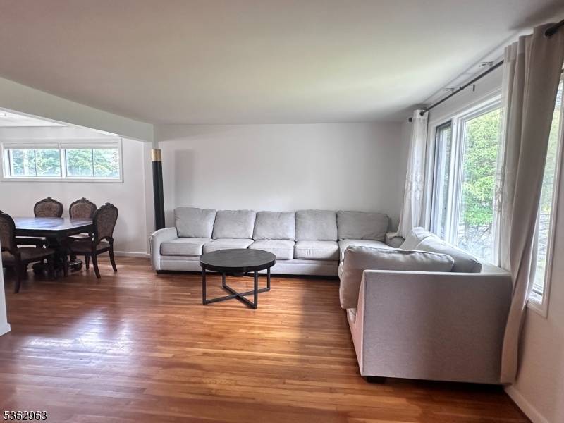 Beautiful 4 bedroom 2. 5 bathroom split in the heart of Livingston.