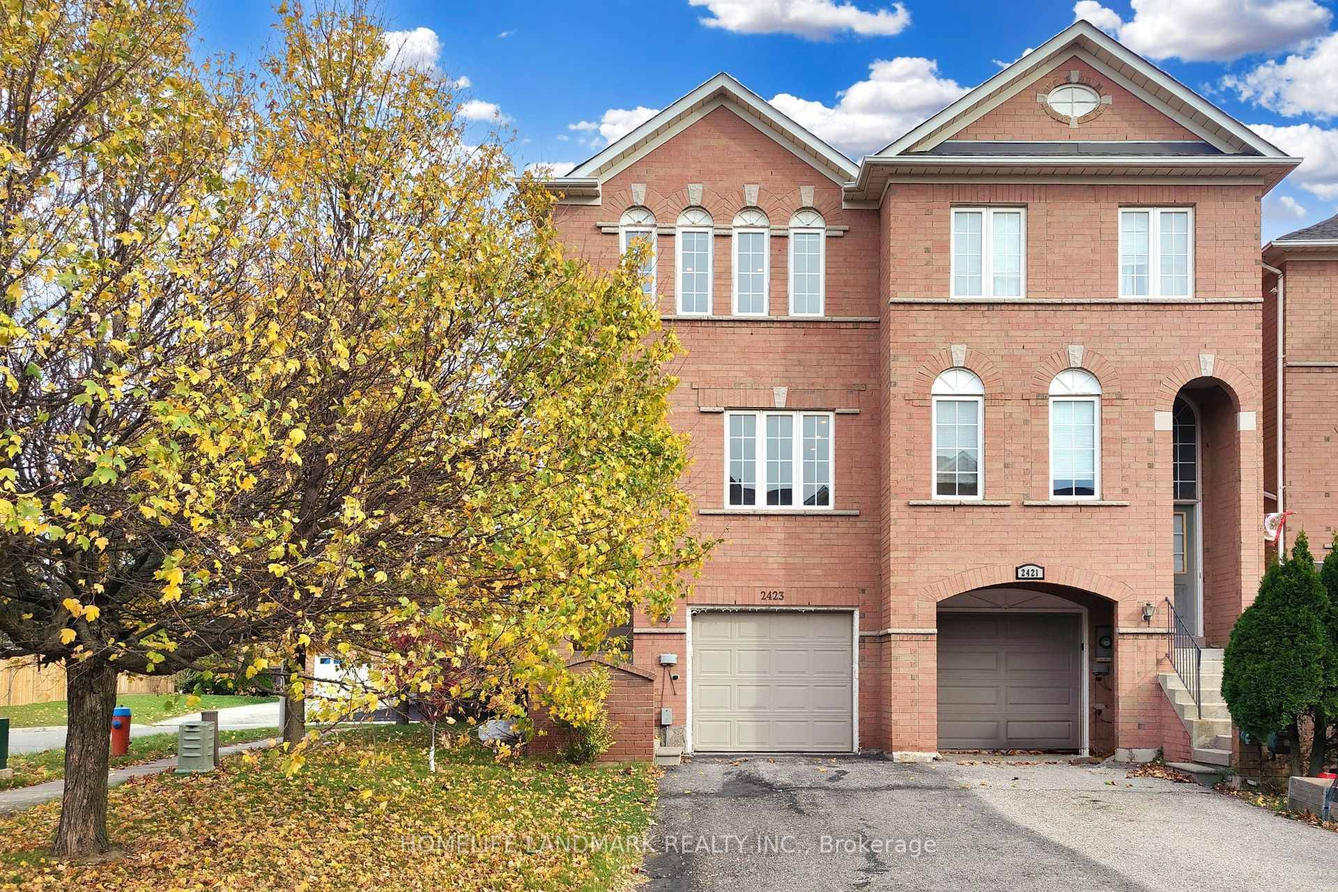 Beautifully upgraded 3 Bed, 3 Bath End Unit in one of Oakvilles most desirable family neighbourhoods !