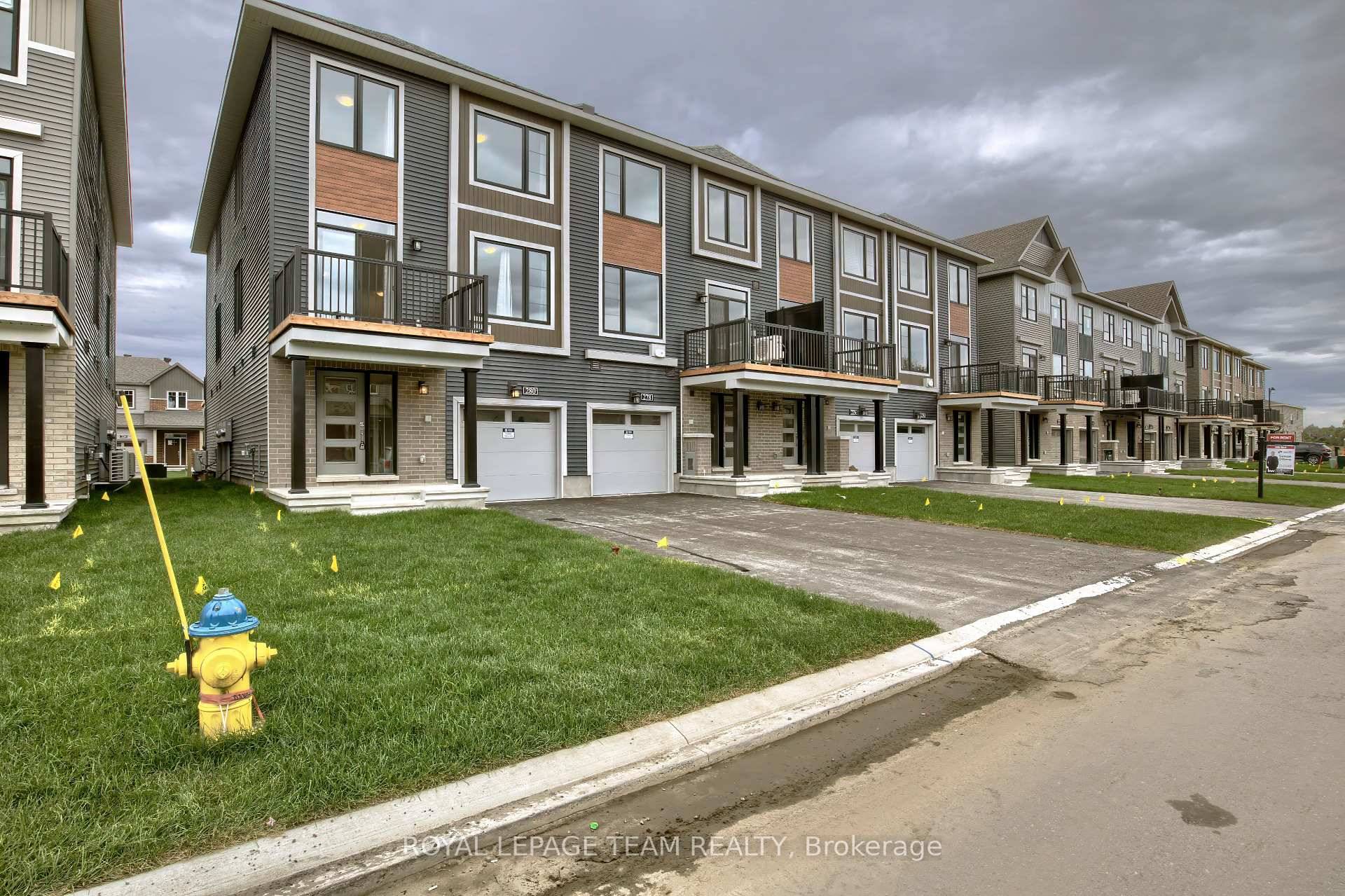 Welcome to this beautifully upgraded Dawson End townhouse in Kanata North !