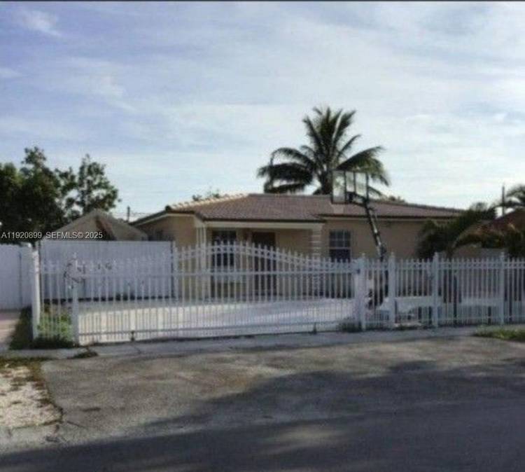 Incredible property in the heart of Hialeah, 4 bedrooms, 3 bathrooms, the master bathroom has a jacuzzi, very good lighting, excellent view of the backyard which has space for a ...