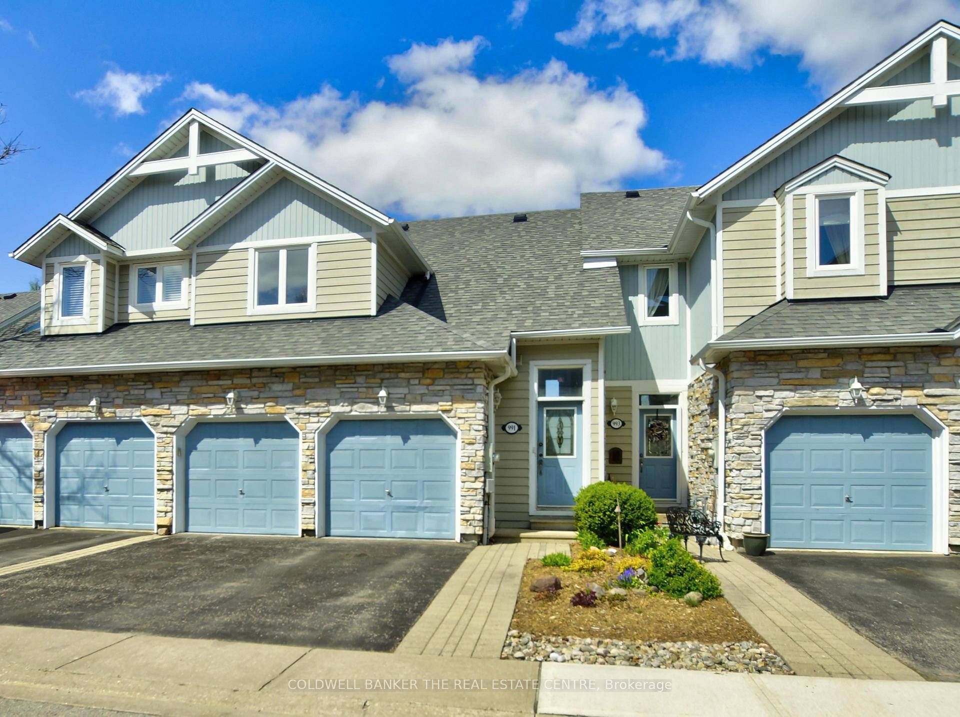Stunning Townhome in Prestigious Newmarket Enclave Backing onto Ravine amp ; Pond !