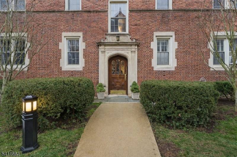 Welcome to the iconic Summit Parmley, one of Summit's most distinguished and historic addresses.