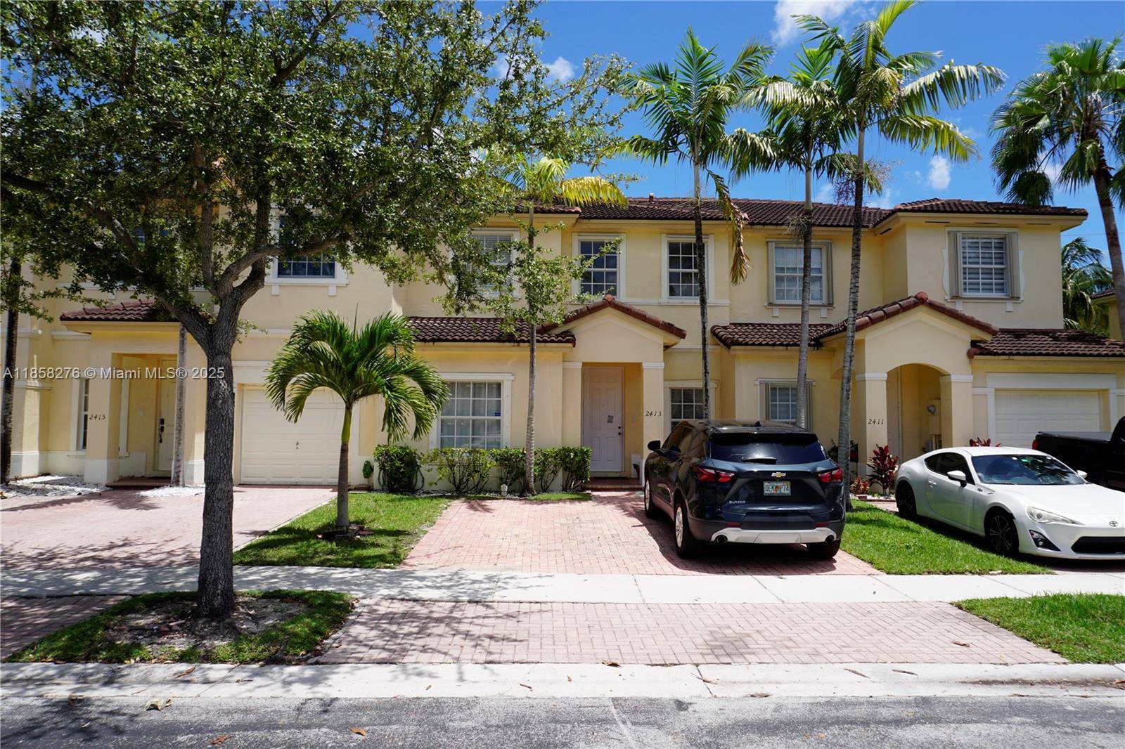 BEAUTIFUL 3BED 3BATH 2STORY TOWNHOUSE LOCATED IN THE DESIRABLE FLORIDIAN ISLES COMMUNITY, OFFERING GREAT AMENITIES AND LOW HOA FEES.