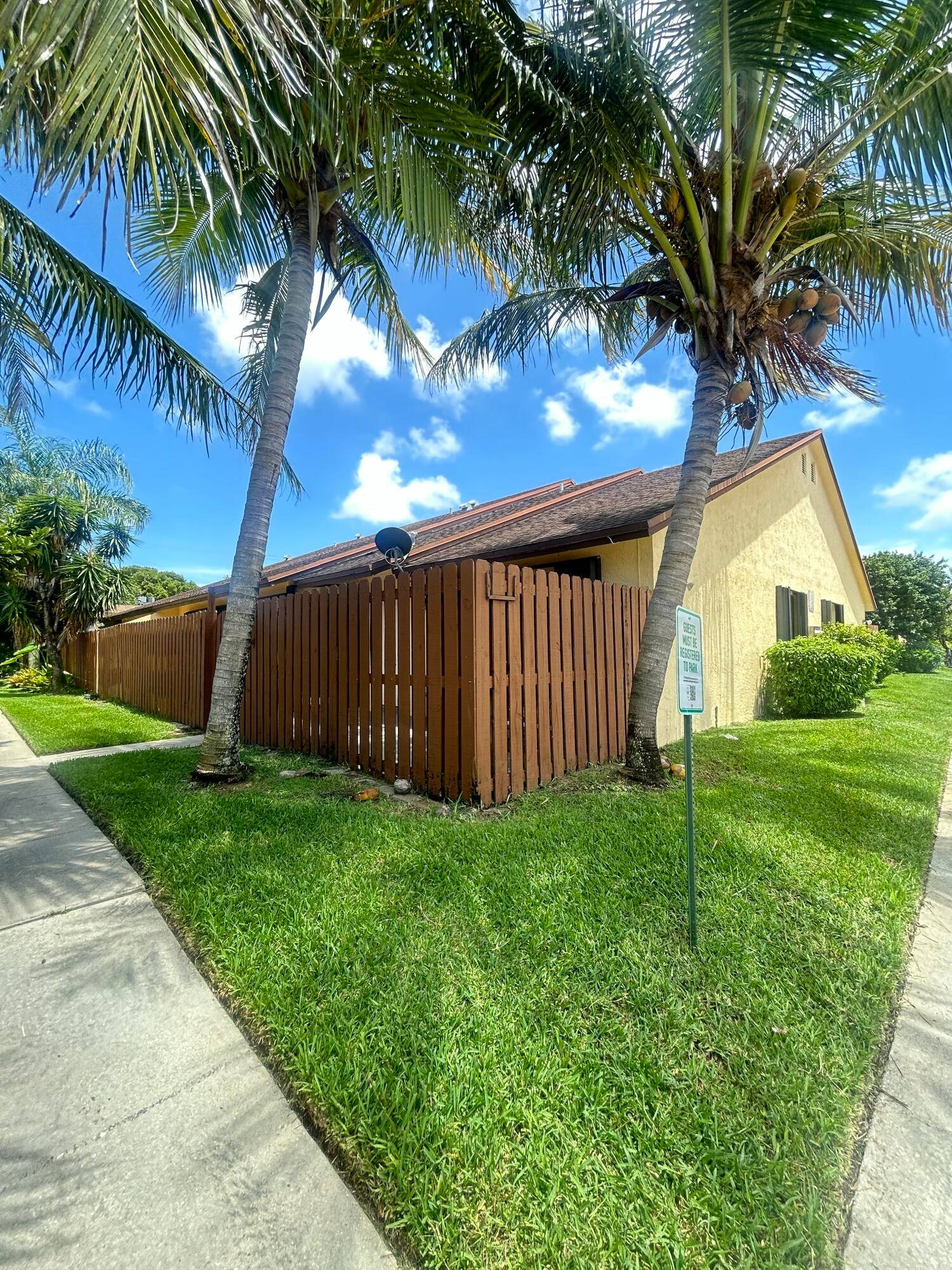 Charming corner villa with vaulted ceilings, split floor plan, and private fenced patio.