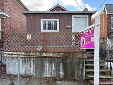 Welcome to this investment opportunity with great potential in College Point !