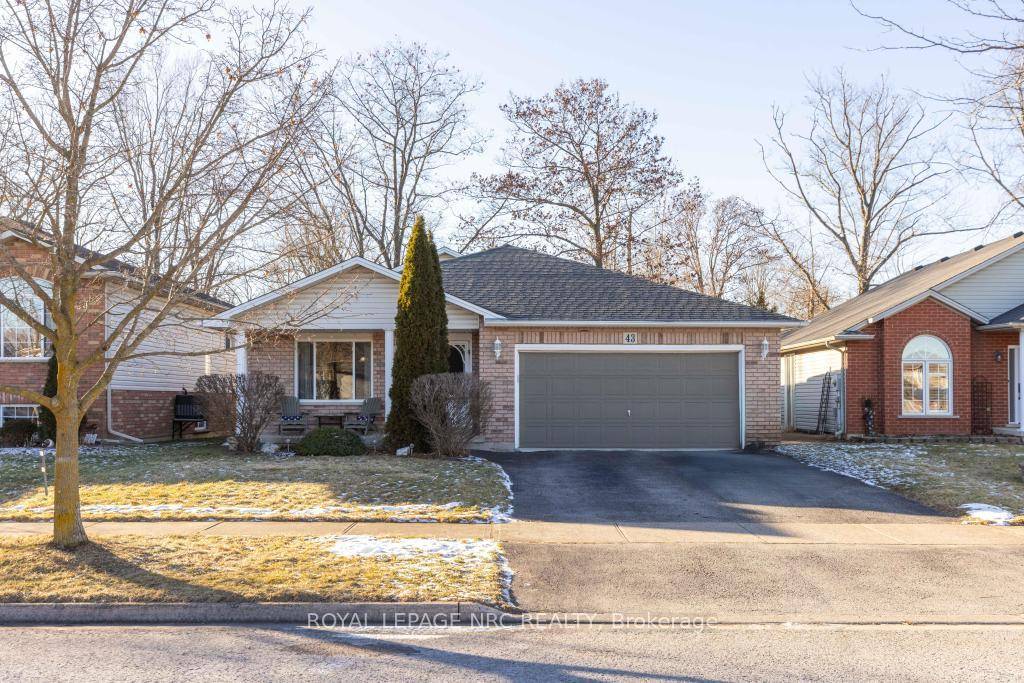 Bright, spacious, and full of character, this 4 level backsplit in Welland is ready to impress so let's take a tour !