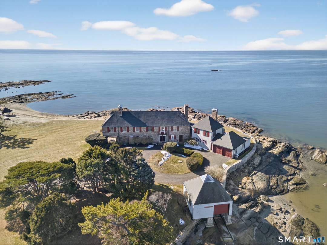 Where New England architecture meets timeless elegance !